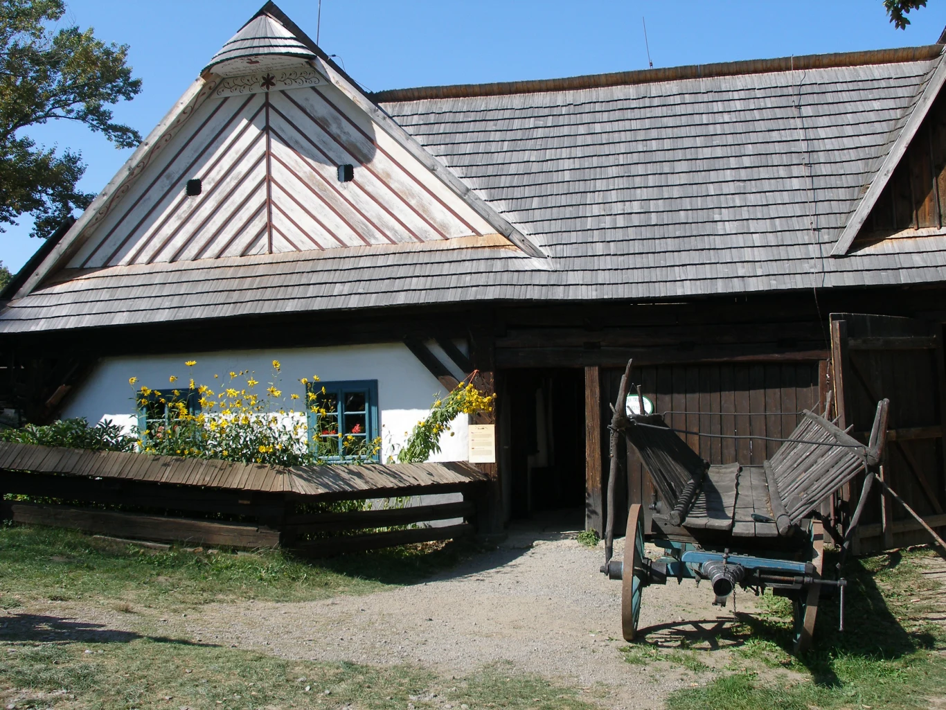 Barwne pochody karnawałowe we wsiach regionu Hlinecko zostały wpisane na listę niematerialnego dziedzictwa kulturowego UNESCO. Barwne pochody karnawałowe we wsiach regionu Hlinecko zostały wpisane na listę niematerialnego dziedzictwa kulturowego UNESCO.