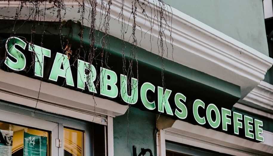 Starbucks z zewnątrz. Kawiarnia Starbucks.
