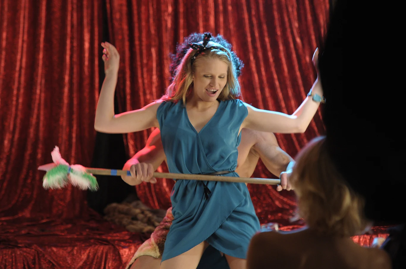 Natalia Rybicka w scenie z serialu "Szpilki na Giewoncie"