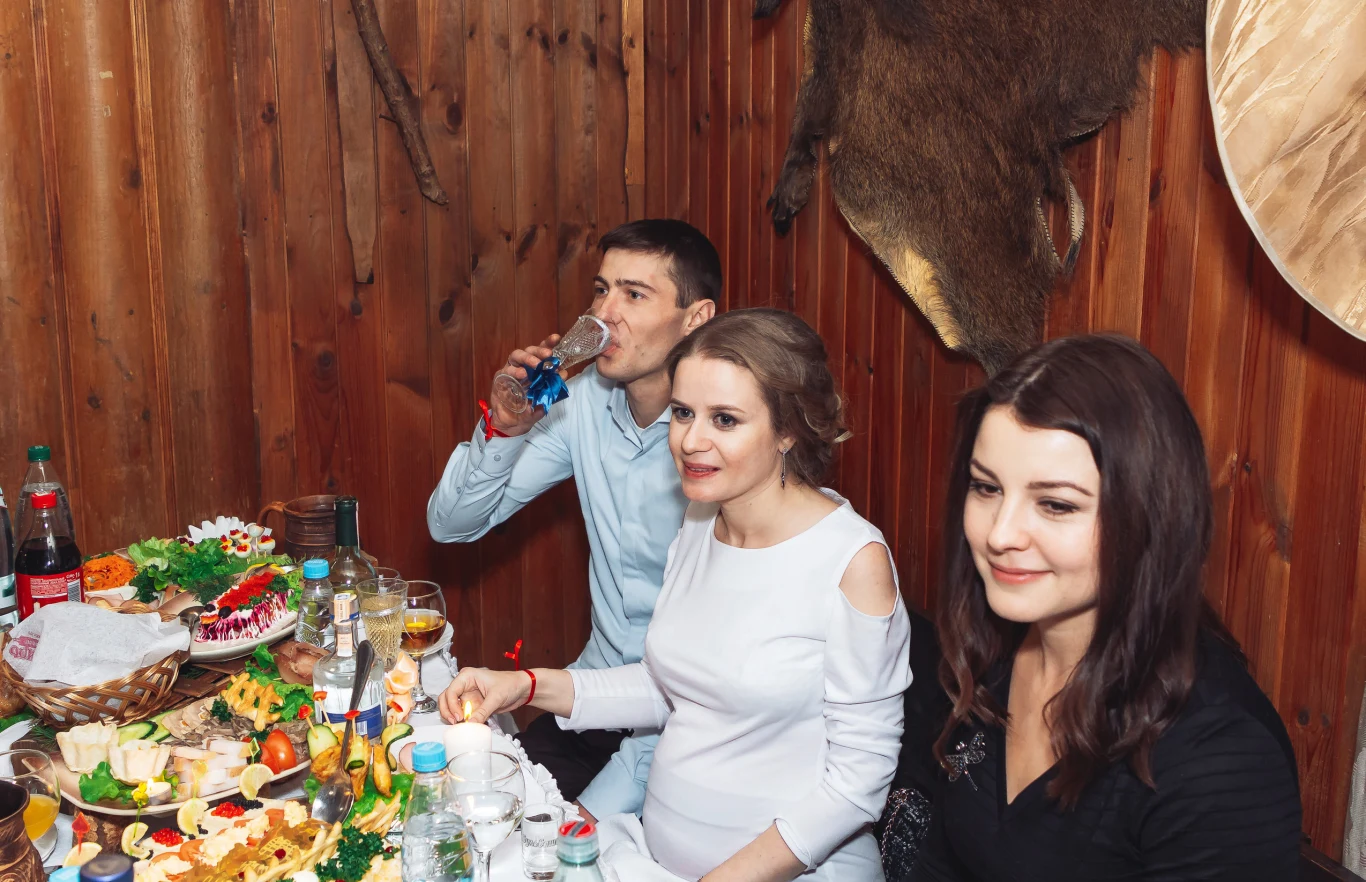 Czarna kreacja na weselu to nic złego, jeżeli zapytamy o zdanie panny młodej