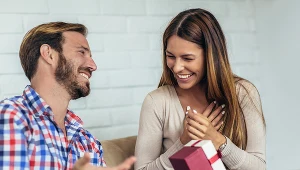 Dzień Dziewczyny 2021. Kiedy wypada? Co kupić na prezent?