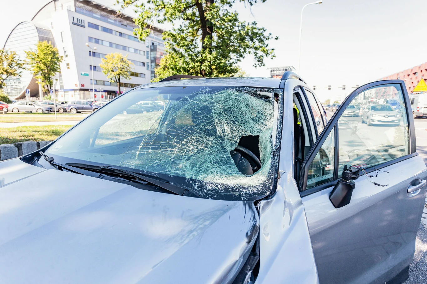 Samochód po zderzeniu z hulajnogą Samochód po zderzeniu z hulajnogą