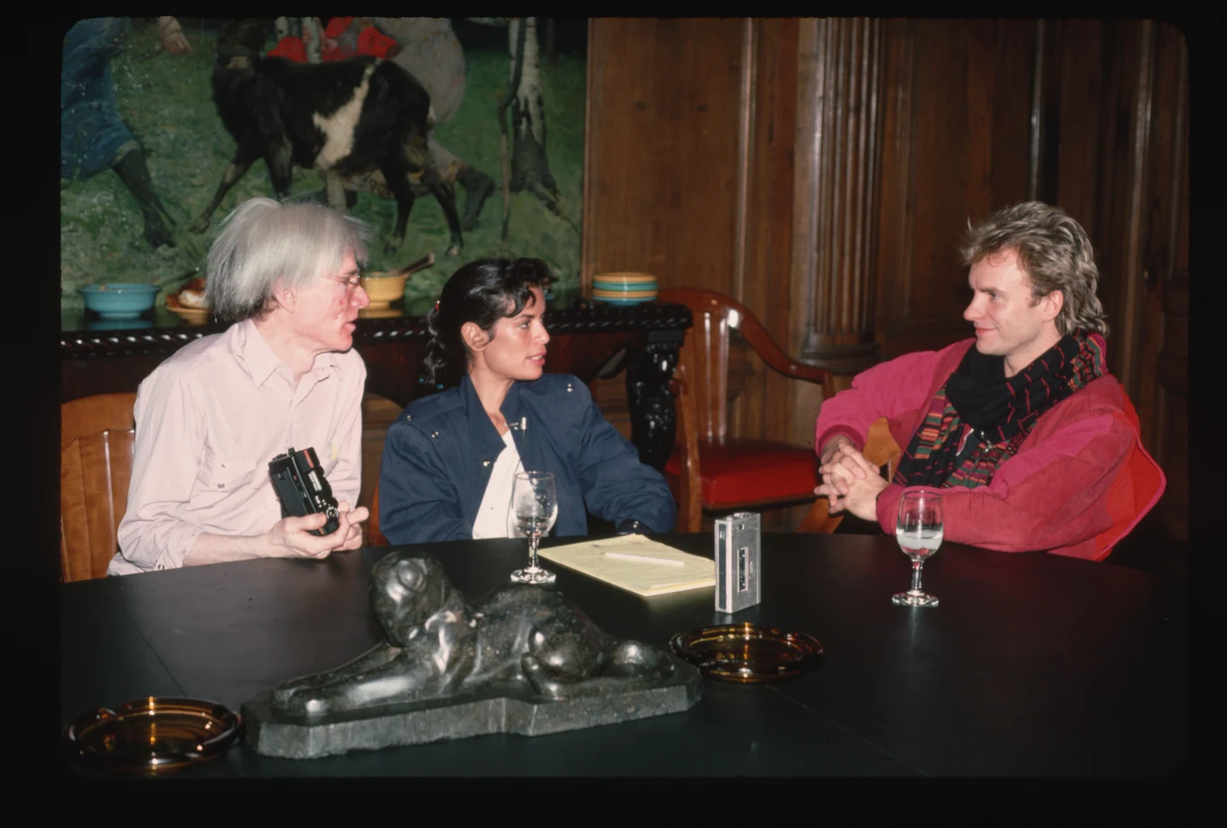 Niewielu wie, że Sting zanim został wokalistą The Police był magazynierem, ochroniarzem w klubie oraz... nauczycielem. Od najmłodszych lat mimo wszystko jego największą pasją była muzyka - jego pierwsze muzyczne zamiłowania szły w stronę muzyki country i jazzu. Na zdjęciu z Andym Warholem i Biancą Jagger w latach 80.