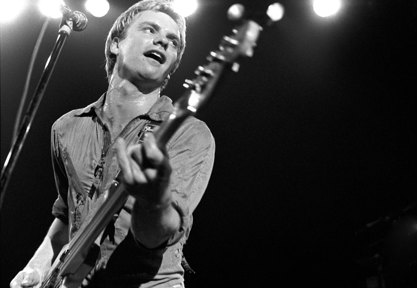 Gordon przyjął swój pseudonim jeszcze w młodzieńczych latach, a wywodził się on od swetra w czarno-żółte pasy, w którym występował. Pozostałym muzykom kojarzył się wówczas z... pszczołą (sting to po angielsku żądło).