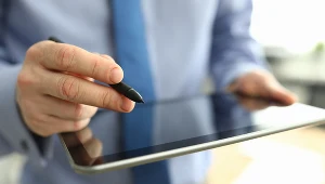 Asseco wdrożyło cyfrowy podpis na tablecie w punktach sprzedaży Plusa