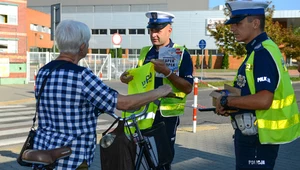 Policjanci od lat apelują do pieszych i rowerzystów, by na drodze byli widoczni