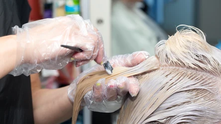 Koloryzacja, która sprawi, że pokochasz swoje siwe pasemka
