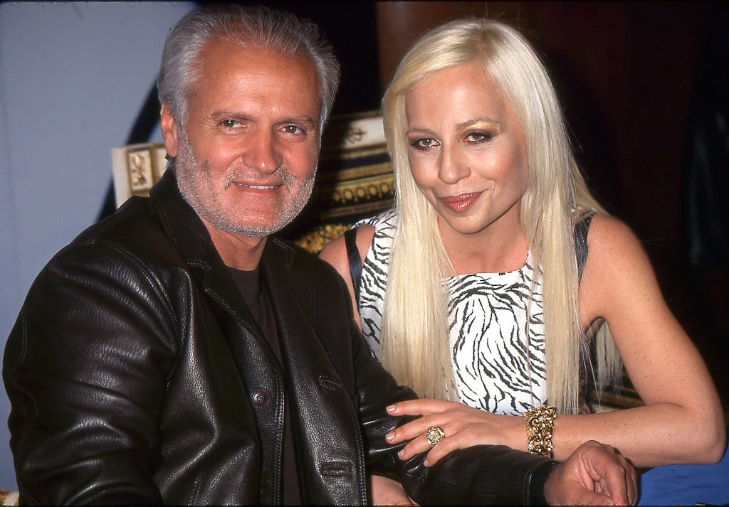 Donatella Versace i wraz z bratem Giannim,  rok 1990.