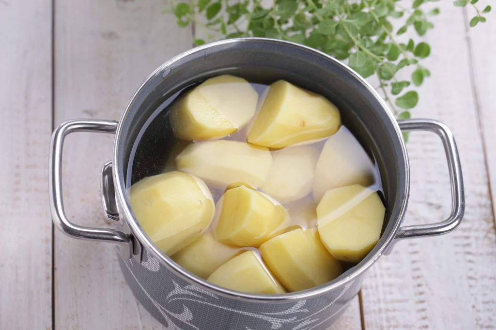 Nie wylewaj wody z gotowania ziemniaków - ona też się przydaje!