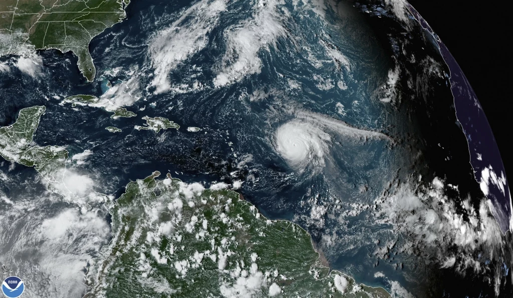 Potężny huragan Sam najprawdopodobniej nie uderzy w ląd. Fot. NOAA