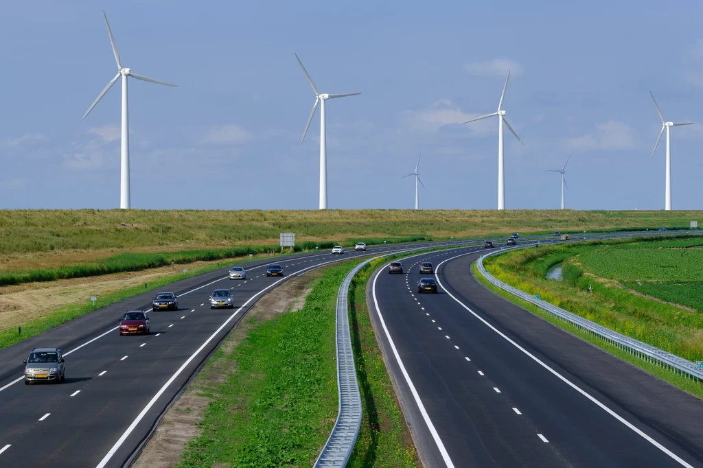 Na holenderskich autostradach obowiązuje ograniczenie prędkości do 100 km/h. Ale jazda 50 km/h to "zagrożenie bezpieczeństwa".