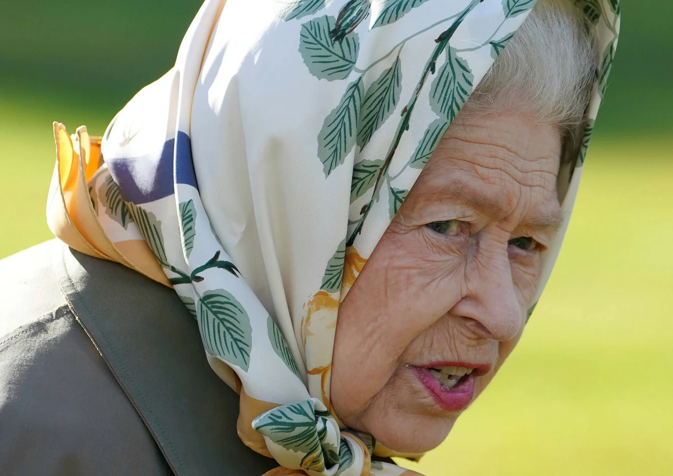 Królowa Elżbieta II i książę Karol posadzili drzewo na terenie Balmoral