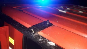 Strażacy zostali obrzuceni kamieniami