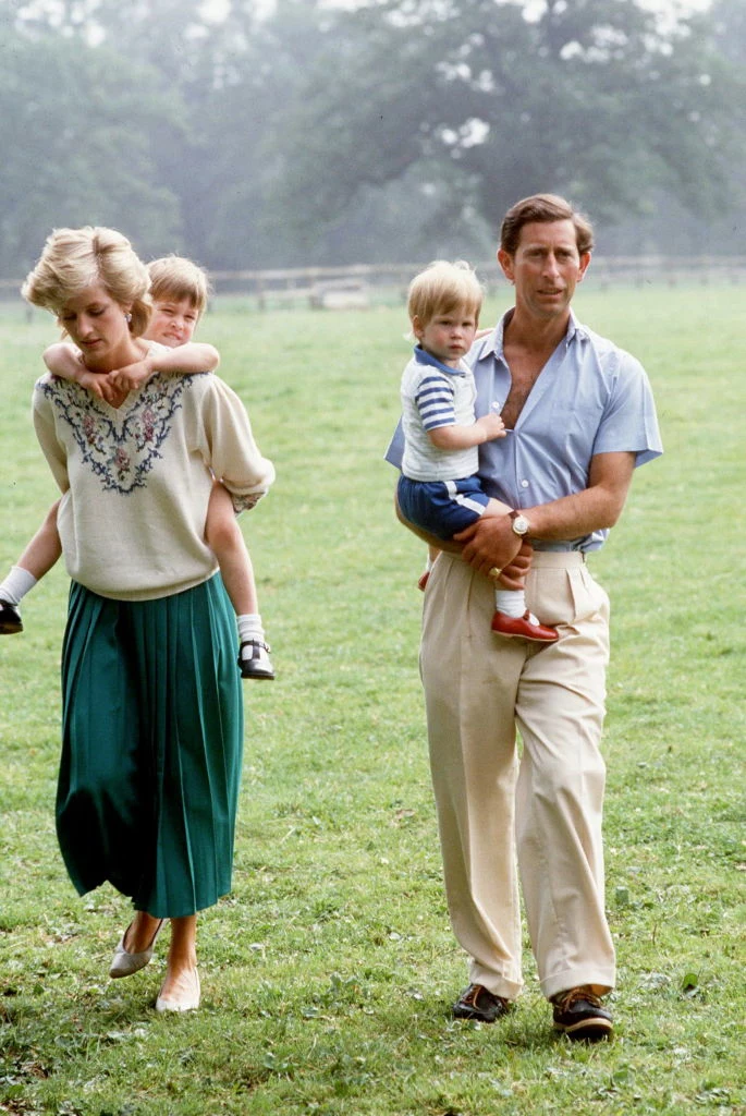 Lady Diana i Książę Karol  wraz z dziećmi w posiadłości Highgrove