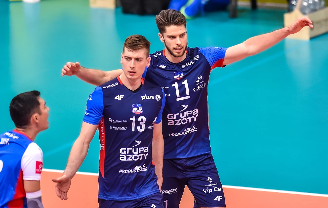 PlusLiga. Stal Nysa - ZAKSA Kędzierzyn-Koźle. Kamil Semeniuk (w środku) był bohaterem spotkania w Nysie