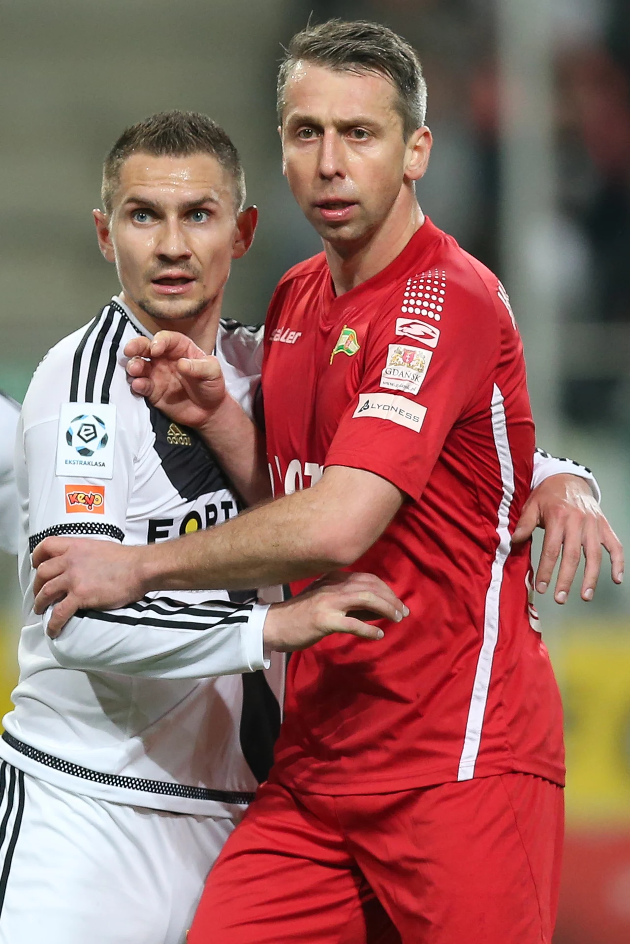 Jakub Wawrzyniak w barwach Lechii Gdańsk w meczu z Legią Warszawa w 2016 r. Jakub Wawrzyniak w barwach Lechii Gdańsk w meczu z Legią Warszawa w 2016 r.