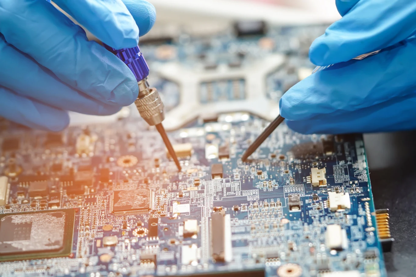 W elektrośmieciach znajduje się bardzo dużo cennych metali, w tym złoto i platyna W elektrośmieciach znajduje się bardzo dużo cennych metali, w tym złoto i platyna