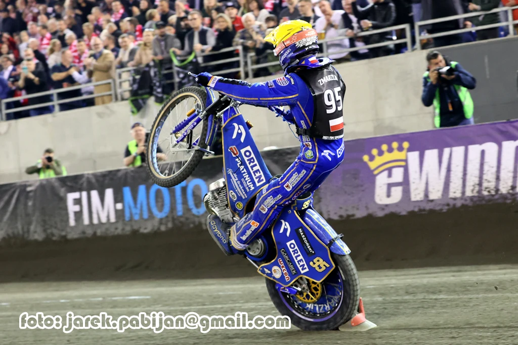 Czy to błyskawica? Nie, to Bartosz Zmarzlik pędzi po torze! W minionym roku 27-latek robił to tak szybko, że wywalczył sobie trzeci tytuł mistrza świata. Nasz zawodnik wygrał trzy rundy Grand Prix, a w PGE Ekstralidze poprowadził Moje Bermudy Stal Gorzów do wicemistrzostwa. Później po 11 latach zdecydował się na zmianę, przenosząc się do Motoru Lublin i już szykuje formę na kolejny sezon! Wcześniej jednak powalczy o jak najwyższe miejsce w naszym plebiscycie.