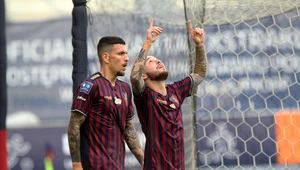 Sebastian Kowalczyk świętuje gola w meczu Pogoń - Górnik 