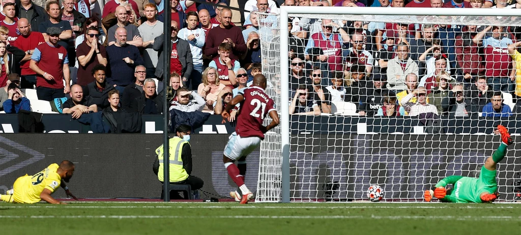 Łukasz Fabiański próbuje uratować West Ham przed golem z Brentford - bez powodzenia Łukasz Fabiański próbuje uratować West Ham przed golem z Brentford - bez powodzenia