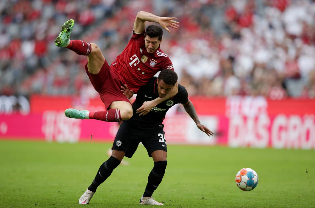 Robert Lewandowski w walce z rywalem Robert Lewandowski w walce z rywalem