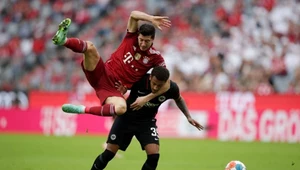 Robert Lewandowski w walce z rywalem
