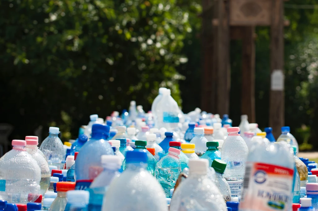 Pijąc napoje z plastikowych butelek nawet nie orientujemy się, jak dużo śmieci po sobie pozostawiamy. 