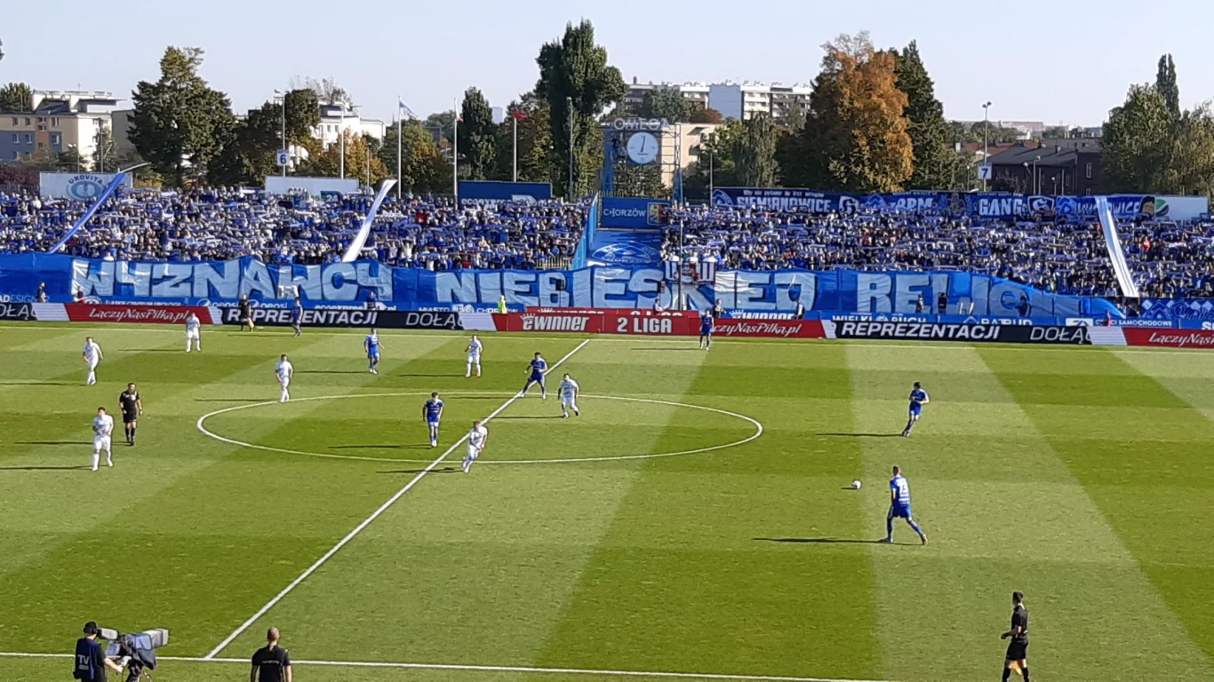 Wypełniony stadion Ruchu Chorzów podczas meczu ze Stalą Rzeszów w II lidze. Przyszło prawie 8 tysięcy widzów Wypełniony stadion Ruchu Chorzów podczas meczu ze Stalą Rzeszów w II lidze. Przyszło prawie 8 tysięcy widzów