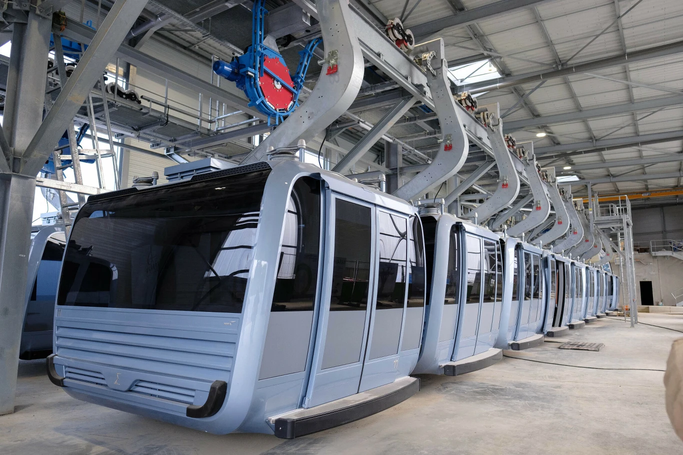 W godzinach szczytu kolejka ma kursować z częstotliwością co 1,5 minuty, przewożąc nawet 1500 pasażerów. Dziennie szacuje się, że nawet 8000 osób będzie korzystać z tego środka transportu.