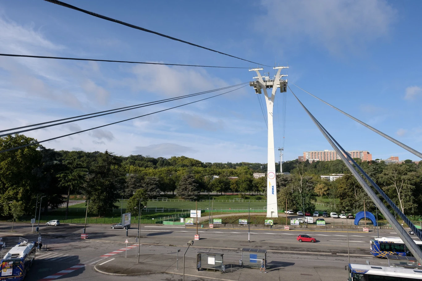 Budowę linii zaczęto w 2019 roku, a jej otwarcie przewiduje się na pierwszą połowę 2022 roku. Prace są obecnie tak zaawansowane, że już można podziwiać zamontowane słupy, liny oraz przymocowane kabiny pasażerskie, które wiszą kilkadziesiąt metrów nad ziemią.