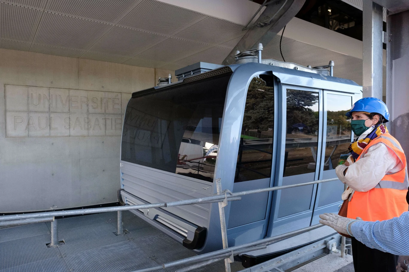 Linia będzie miała długość trzech kilometrów i na razie na jej trasie znajdą się trzy stacje. Na kolejce będzie zamontowanych 15 wiszących kabin, które pomieszczą 34 osoby. Dla połowy z nich będą miejsca siedzące.