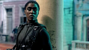  Lashana Lynch w scenie z filmu "Nie czas umierać"