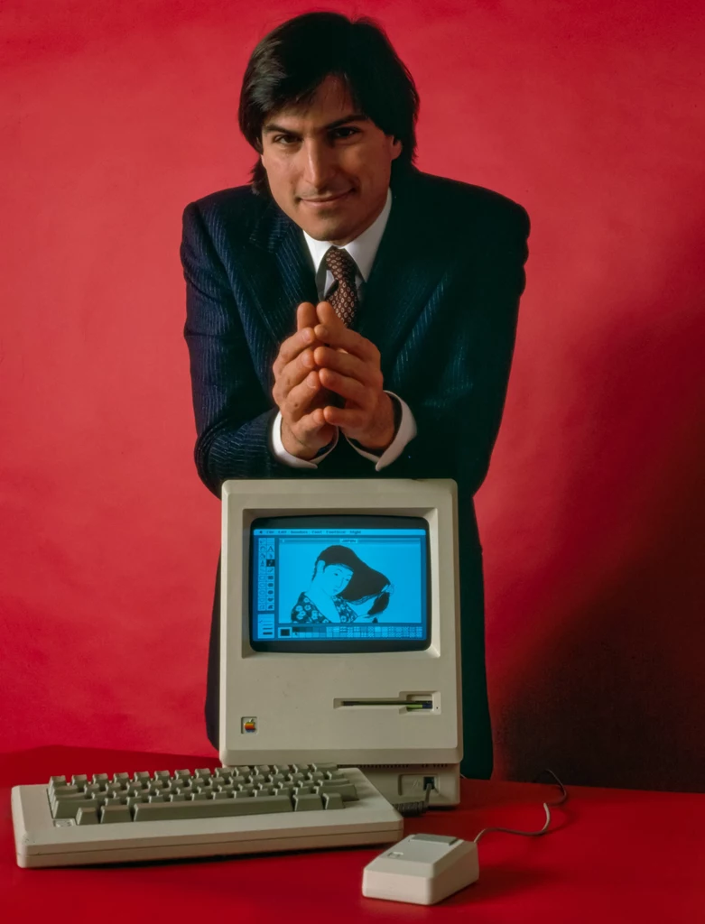 Styczeń 1984, Steve_Jobs i kultowy komputer Macintosh.  fot. Bernard Gotfryd