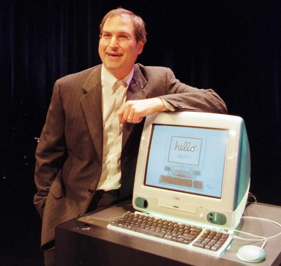 Czerwiec 1998, Jobs prezentuje nowe komputery iMac. To będzie pierwszy udany produkt nowego Apple