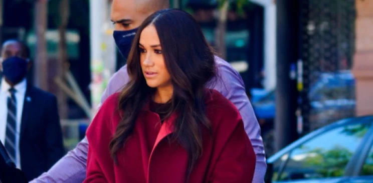 Meghan Markle dobre wie, że w burgundzie jest do twarzy brunetkom 