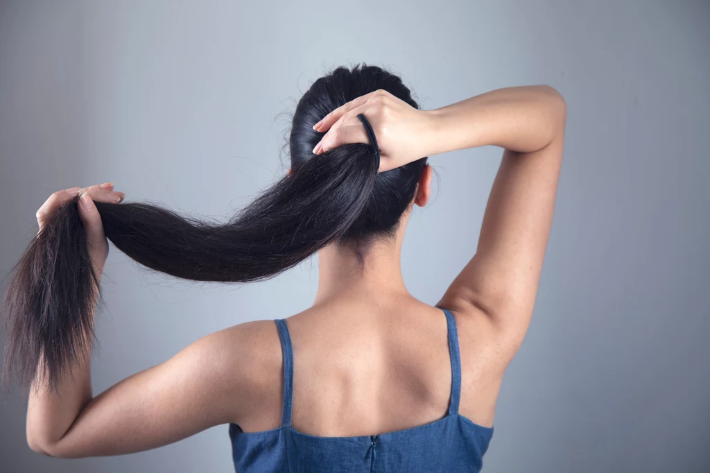 Upinając włosy w kok lub kucyk, należy zwracać uwagę, by nie były zaczesane przy samej skórze