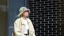 Kilka dni temu Elsa Hosk spacerowała po Manhattanie w zaskakującej stylizacji. Modelka zdecydowała się na klasyczny płaszcz i spodnie w tym samym kolorze, ale największym zaskoczeniem był tęczowy, włóczkowy kapelusz! 