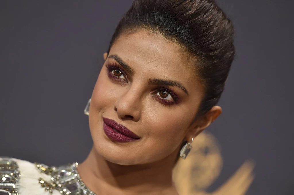 Priyanka Chopra wie, że pasują jej wyraziste odcienie pomadki do ust