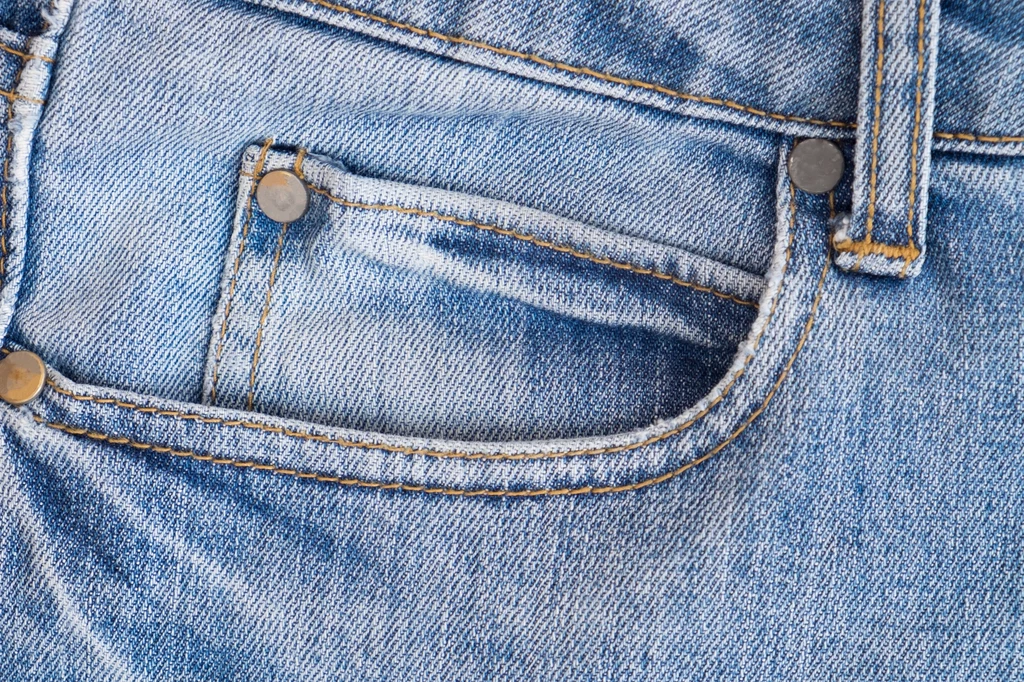 W latach 30. XX wieku zaczęto produkować spodnie jeansowe również dla kobiet