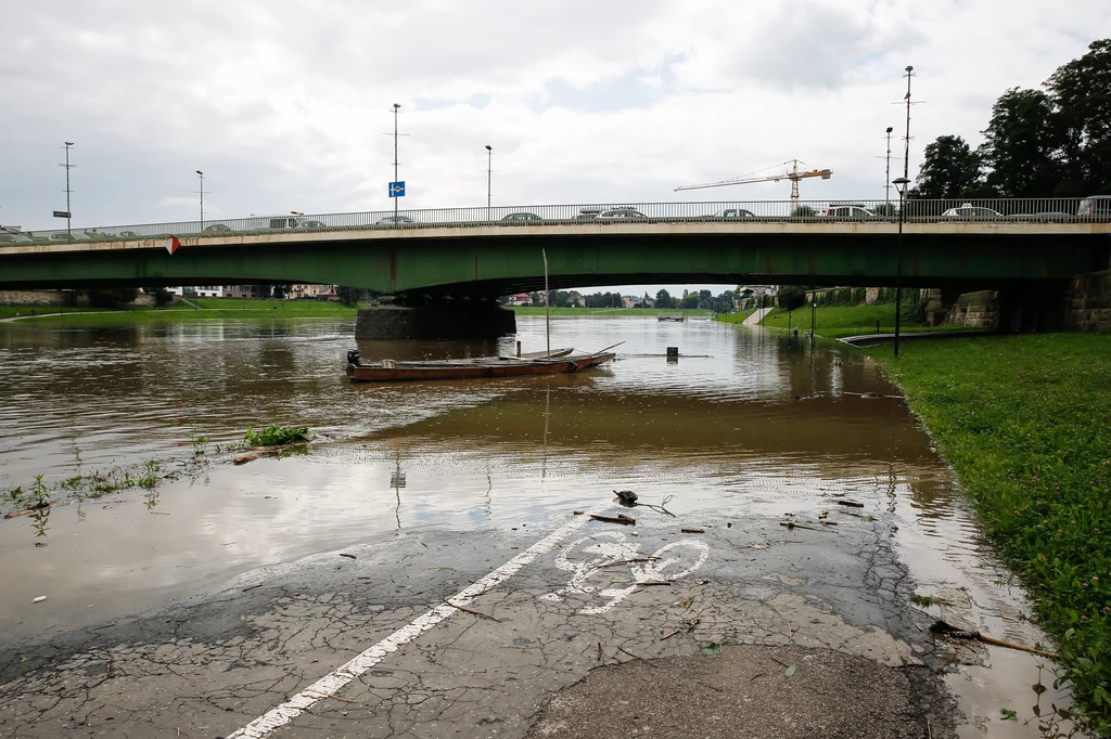 Zalane bulwary wiślany w Krakowie.