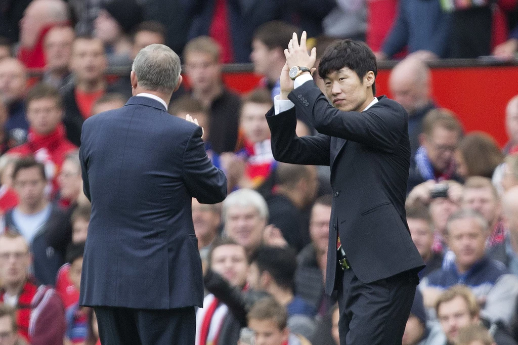 Park Ji-sung (z prawej) z wizytą na Old Trafford, już po zakończeniu gry w barwach MU 