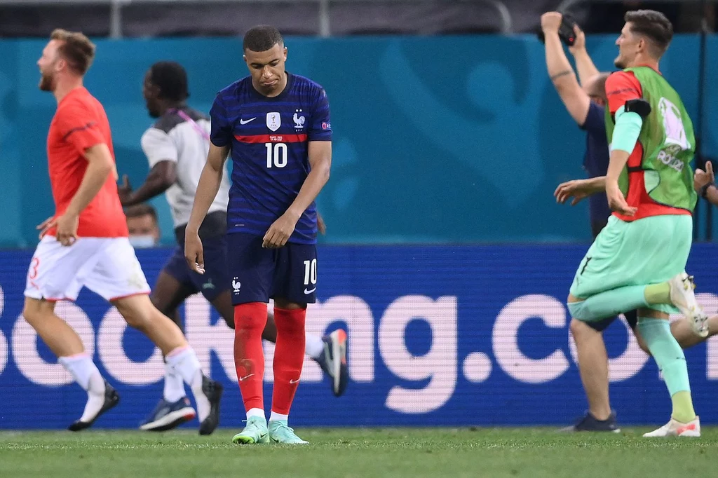 Kylian Mbappe po niewykorzystaniu karnego w meczu Francja - Szwajcaria