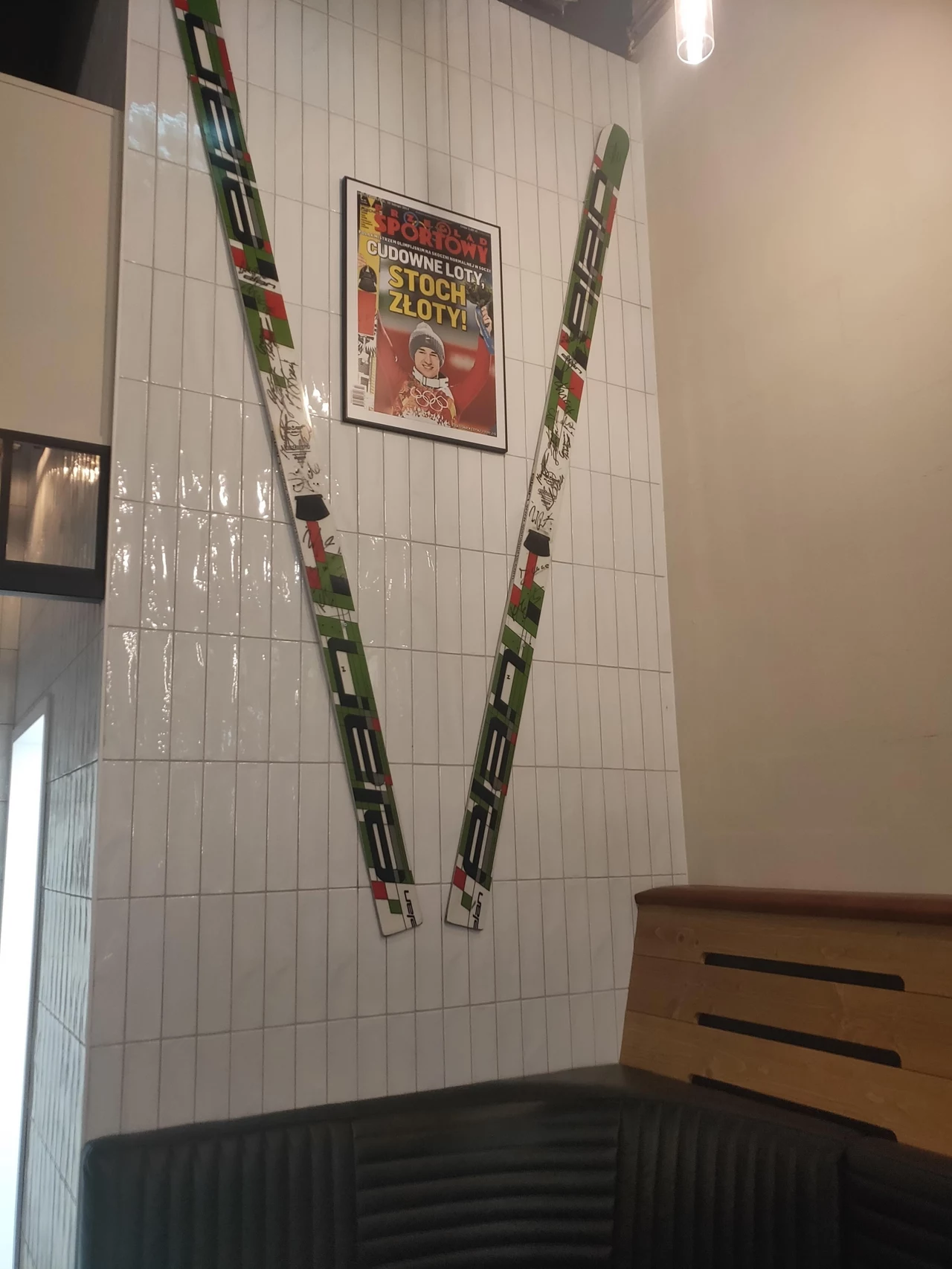Miejsce podzielone jest na cztery poziomy - najniższy zajmuje bar, dwa środkowe to przestrzeń restauracyjna, a najwyższy poziom to przestrzeń eventowa. Lokal będzie więc wykorzystywany w różnych przeznaczeniach. Miejsce podzielone jest na cztery poziomy - najniższy zajmuje bar, dwa środkowe to przestrzeń restauracyjna, a najwyższy poziom to przestrzeń eventowa. Lokal będzie więc wykorzystywany w różnych przeznaczeniach.