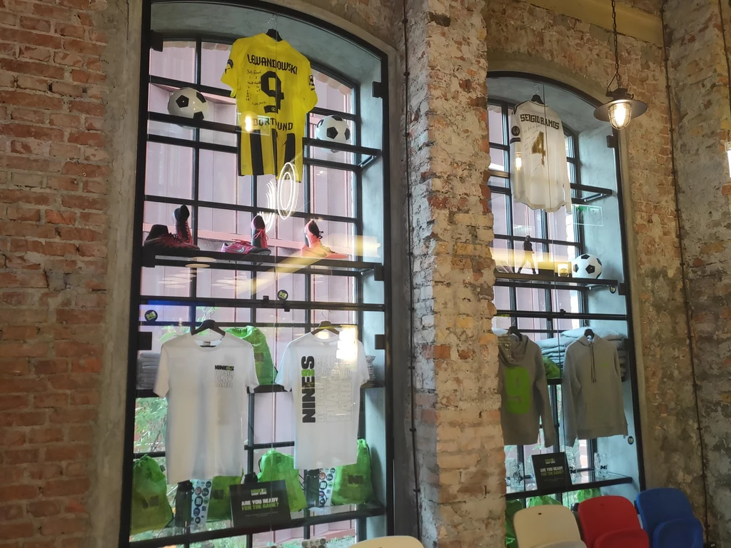 "Ponad 1400 m2 emocji we wnętrzu plus ogród kibica z fontanną po środku" - tak opisano "NINE'S" na oficjalnym profilu restauracji na Facebooku. "Ponad 1400 m2 emocji we wnętrzu plus ogród kibica z fontanną po środku" - tak opisano "NINE'S" na oficjalnym profilu restauracji na Facebooku.