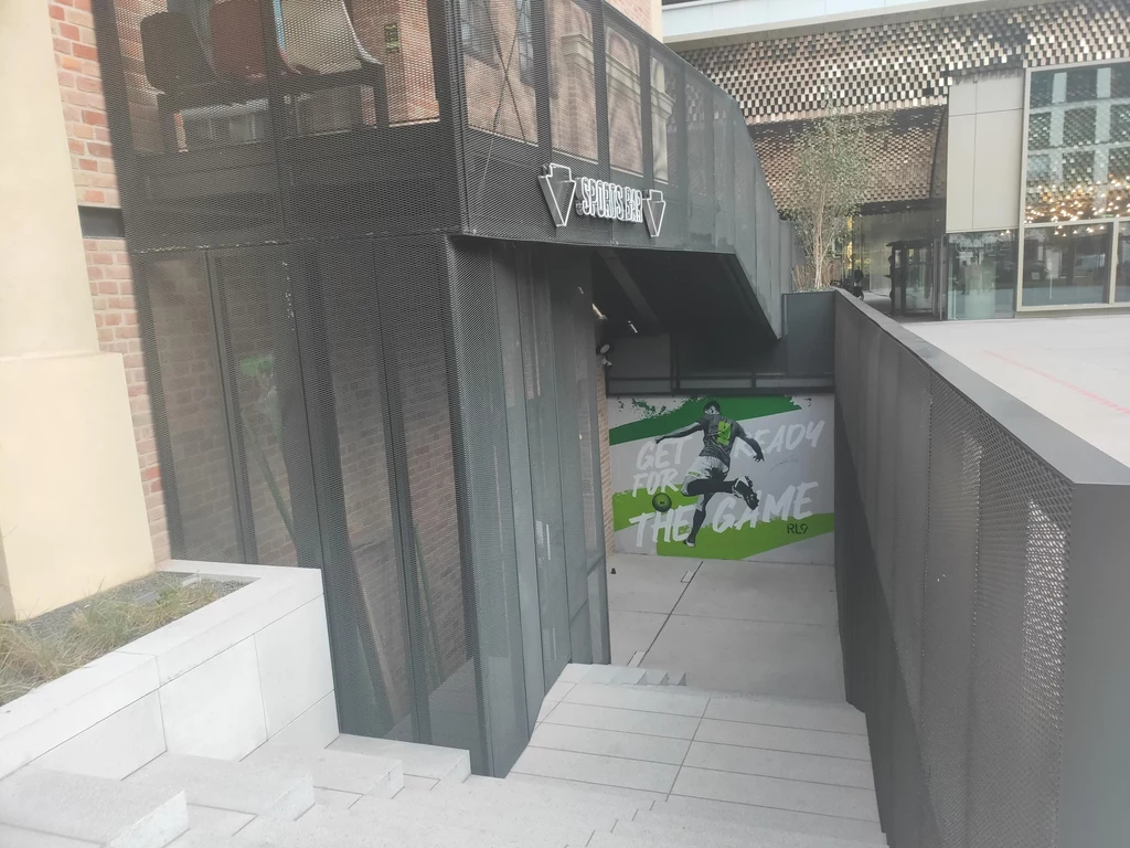 Restauracja znajduje się na warszawskiej Woli, a konkretnie przy ul. Grzybowskiej 56. Jest to teren dawnych Browarów Warszawskich - obecnie przestrzeni rewitalizowanej. Restauracja znajduje się na warszawskiej Woli, a konkretnie przy ul. Grzybowskiej 56. Jest to teren dawnych Browarów Warszawskich - obecnie przestrzeni rewitalizowanej.