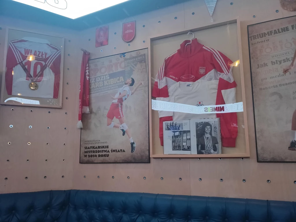 ...ale nie tylko ich doświadczą goście NINE'S. Wewnątrz jest mnóstwo pamiątek związanych także z innymi dyscyplinami sportu. ...ale nie tylko ich doświadczą goście NINE'S. Wewnątrz jest mnóstwo pamiątek związanych także z innymi dyscyplinami sportu.