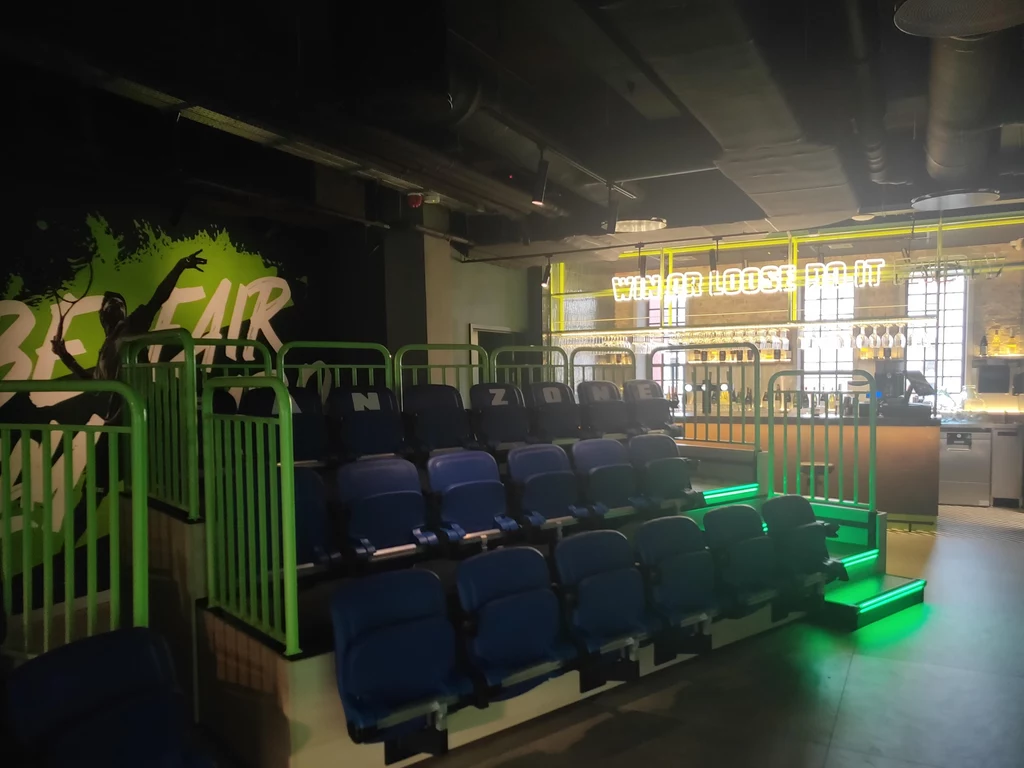 ...w którym fani sportu znajdą nawet prawdziwe trybuny - niczym ze stadionu. Lokal rozpoczyna oficjalnie działalność 5 października. ...w którym fani sportu znajdą nawet prawdziwe trybuny - niczym ze stadionu. Lokal rozpoczyna oficjalnie działalność 5 października.