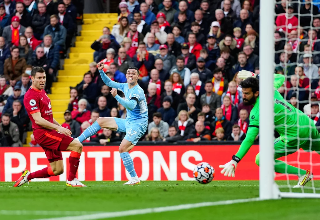 Phil Foden strzelił gola Liverpoolowi Phil Foden strzelił gola Liverpoolowi