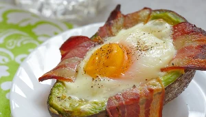 Jajka, boczek i awokado to flagowe śniadanie na diecie ketogenicznej. Zawiera jedynie tłuszcz i białko