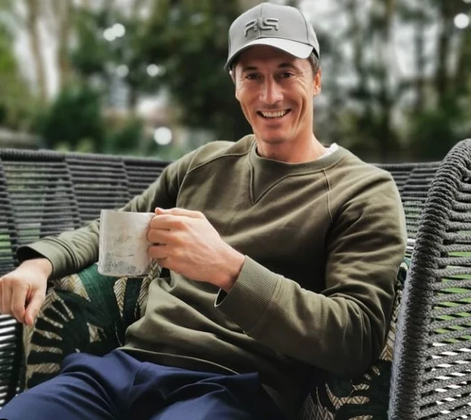 Robert Lewandowski @_rl9 Robert Lewandowski @_rl9